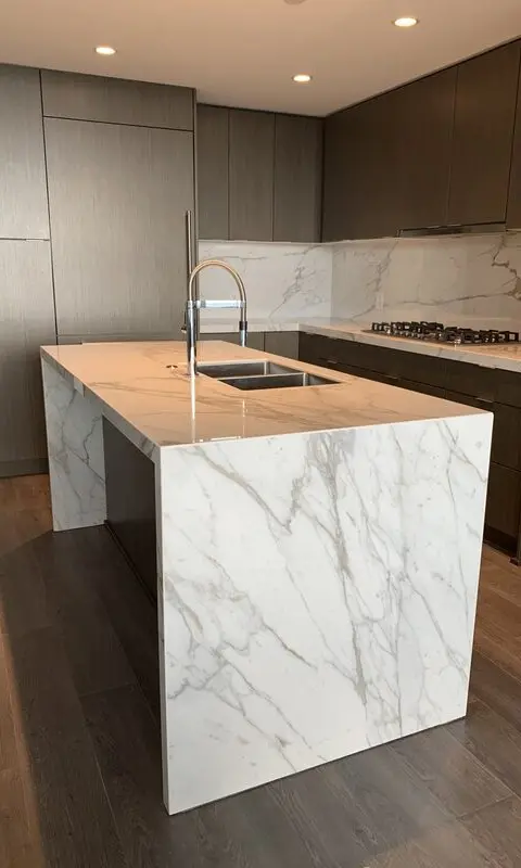 Kitchen island with a mitred waterfall edge in marble-look porcelain slab